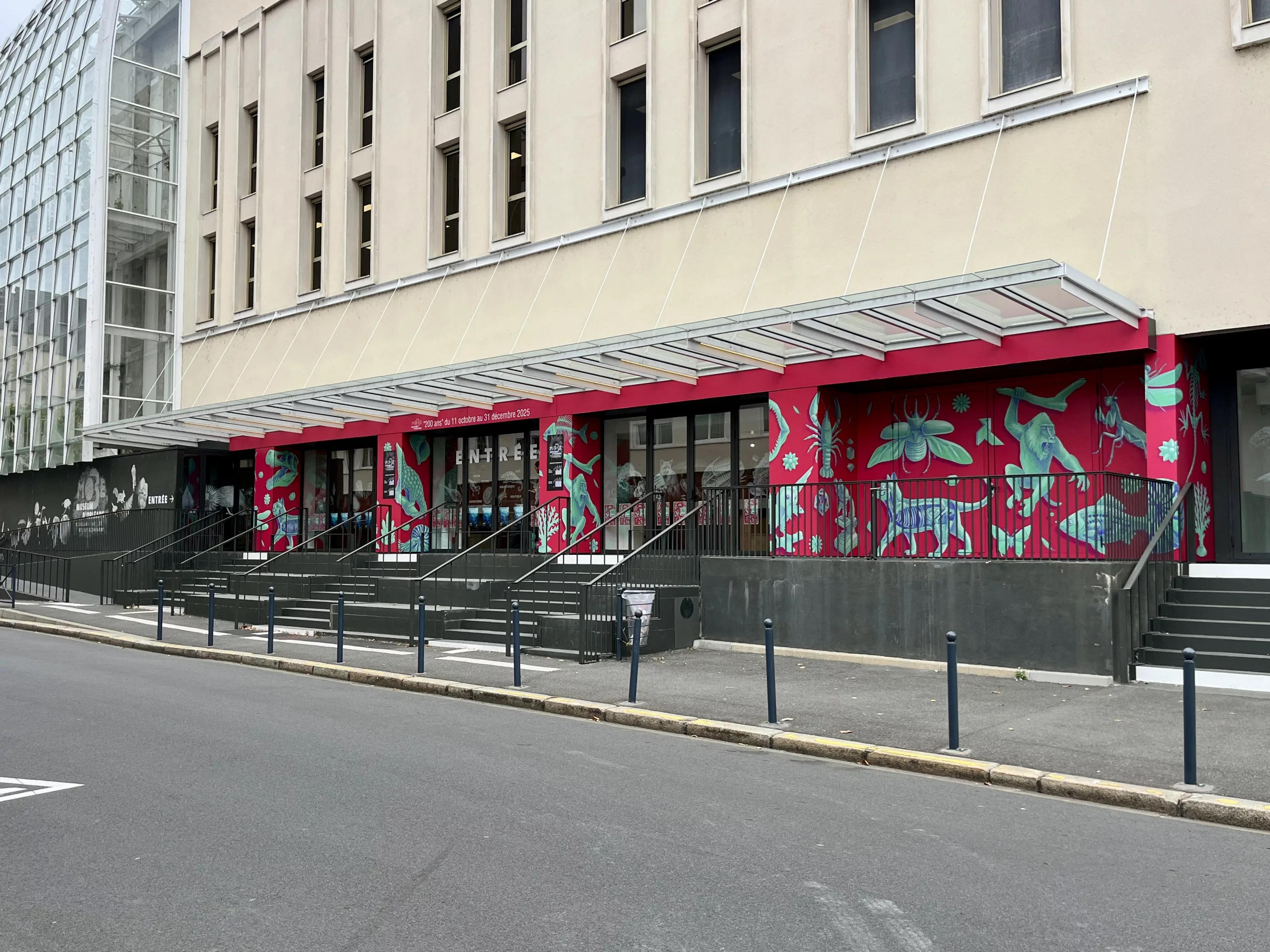 Habillage de la façade du MOBE en adhésif 